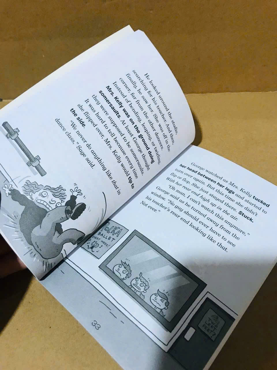 G𝐄𝐎𝐑𝐆𝐄 𝐁𝐑𝐎𝐖𝐍 𝐂𝐋𝐀𝐒𝐒 𝐂𝐋𝐎𝐖𝐍 - 𝟏𝟗 𝐓𝐀̣̂𝐏 George Brown, Class Clown là một bộ truyện hài hước và đầy thú vị dành cho thiếu nhi, được viết bởi Nancy Krulik. Câu chuyện xoay quanh nhân vật chính George Brown, một cậu bé với tính cách vui nhộn và những tình huống dở khóc dở cười ở trường học.