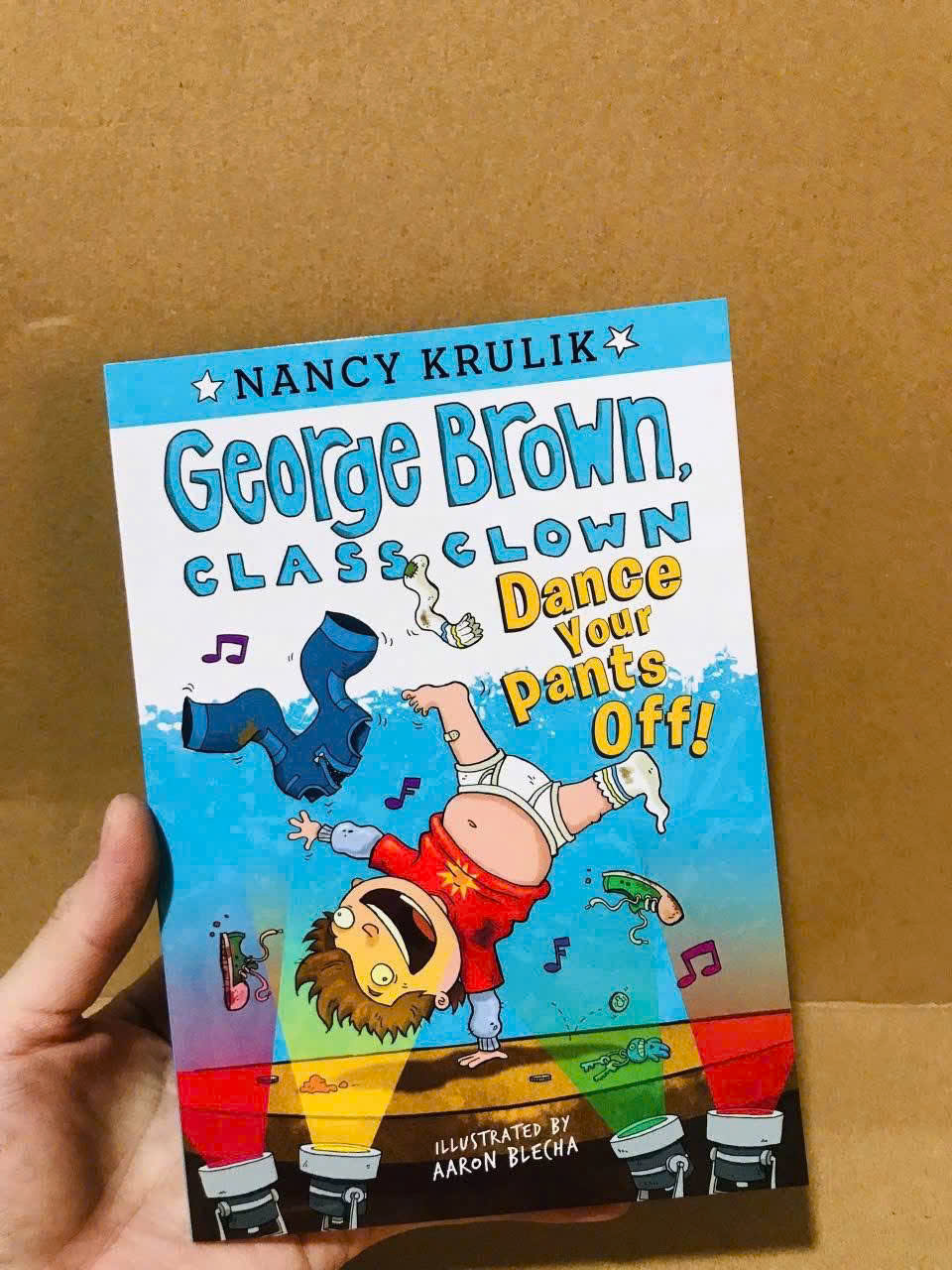 G𝐄𝐎𝐑𝐆𝐄 𝐁𝐑𝐎𝐖𝐍 𝐂𝐋𝐀𝐒𝐒 𝐂𝐋𝐎𝐖𝐍 - 𝟏𝟗 𝐓𝐀̣̂𝐏 George Brown, Class Clown là một bộ truyện hài hước và đầy thú vị dành cho thiếu nhi, được viết bởi Nancy Krulik. Câu chuyện xoay quanh nhân vật chính George Brown, một cậu bé với tính cách vui nhộn và những tình huống dở khóc dở cười ở trường học.