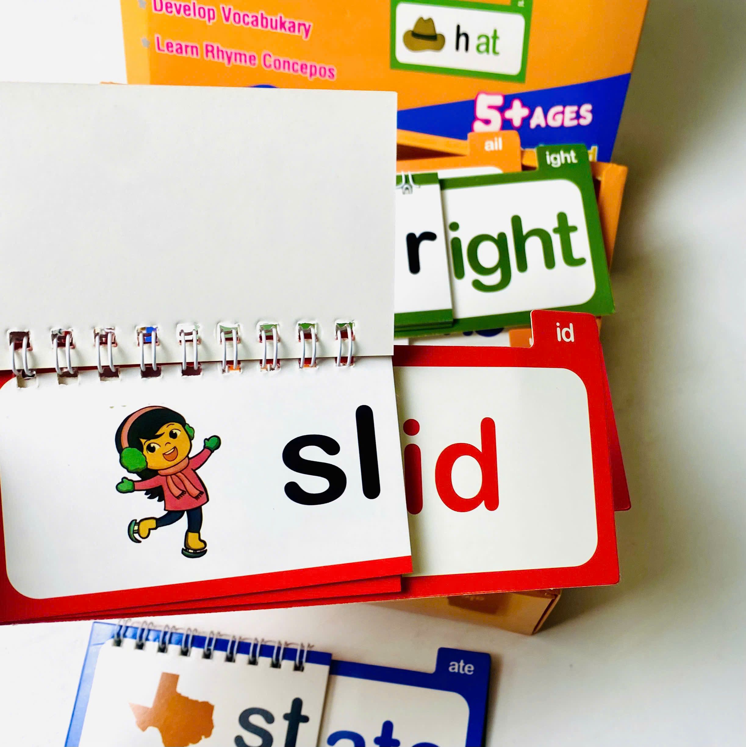 Word Family Build Book - Bộ flipbook luyện âm vần tiếng Anh chuẩn giáo trình Mỹ cho bé từ 5 tuổi