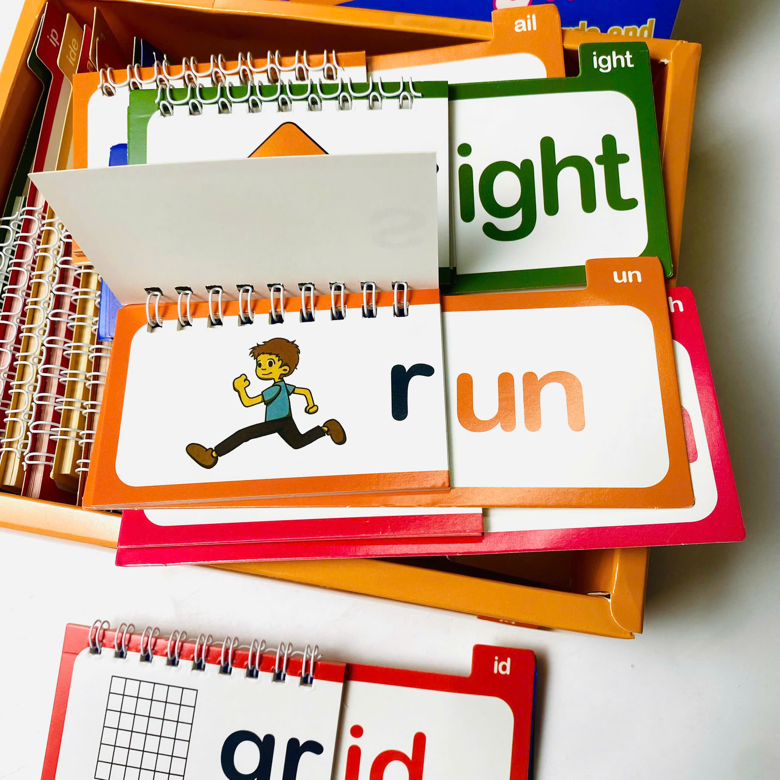 Word Family Build Book - Bộ flipbook luyện âm vần tiếng Anh chuẩn giáo trình Mỹ cho bé từ 5 tuổi