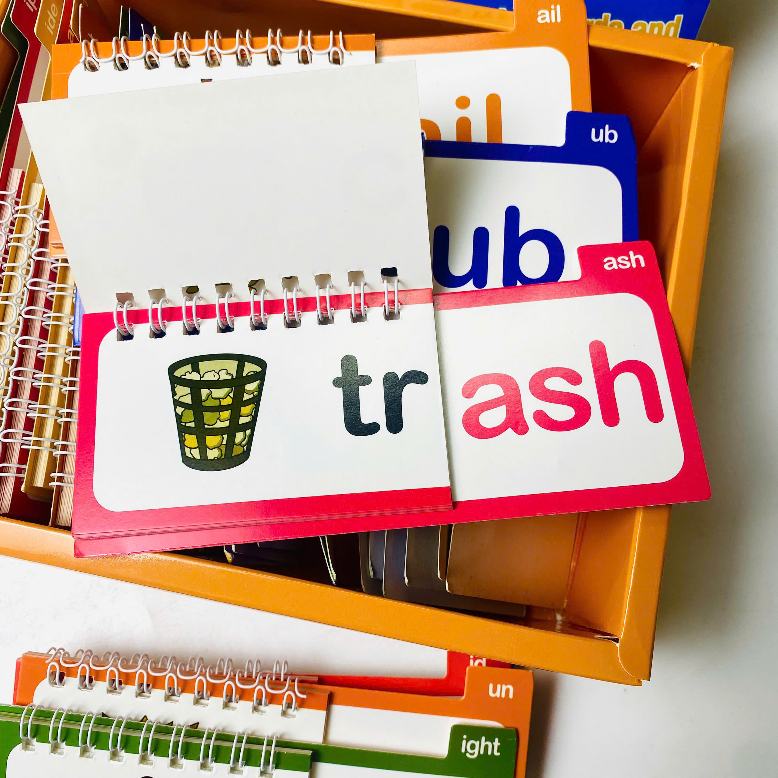 Word Family Build Book - Bộ flipbook luyện âm vần tiếng Anh chuẩn giáo trình Mỹ cho bé từ 5 tuổi