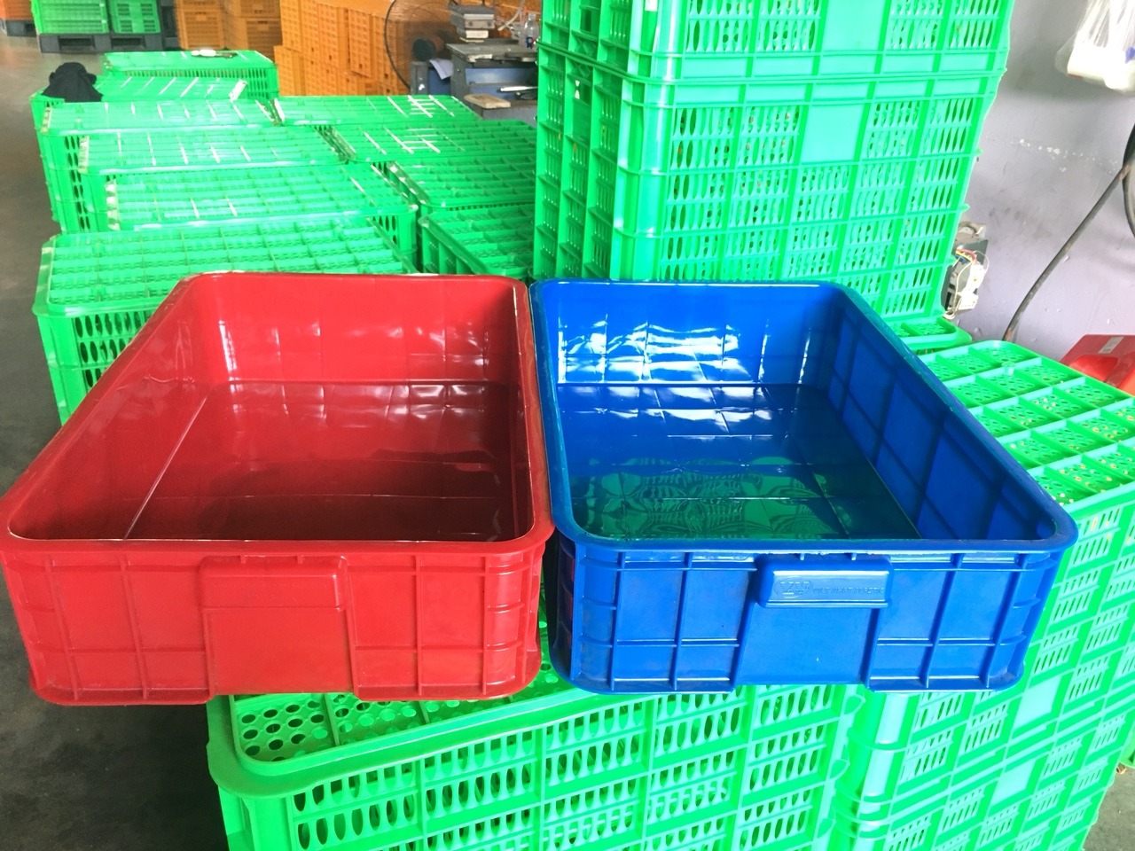 Thùng nhựa sóng bít có độ bền cao và dễ dàng vệ sinh