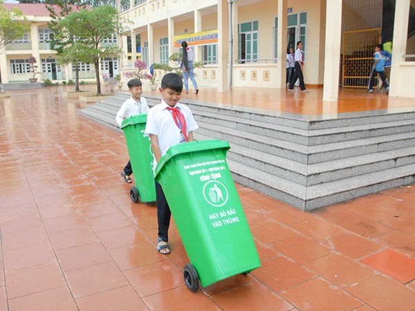 Thùng rác sử dụng trong trường học