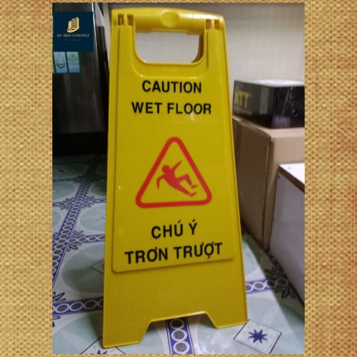 Biển báo chữ A bằng nhựa 042B: Chú ý trơn trượt