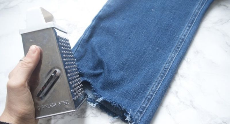 Làm quần Jeans rách gấu bằng thanh mài, tấm nhám cực đơn giản (Nguồn: Internet)