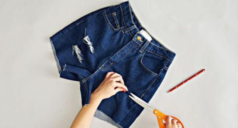Làm quần Jeans rách gấu bằng kéo rất phù hợp cho những chàng vụng về (Nguồn: Internet)