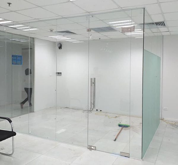 VÁCH NGĂN KÍNH CƯỜNG LỰC