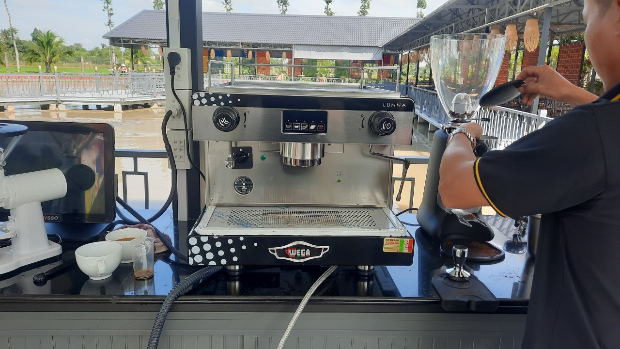 Expobar Elegance vs Wega Lunna - Lựa Chọn Máy Pha Cà Phê Chuyên Nghiệp