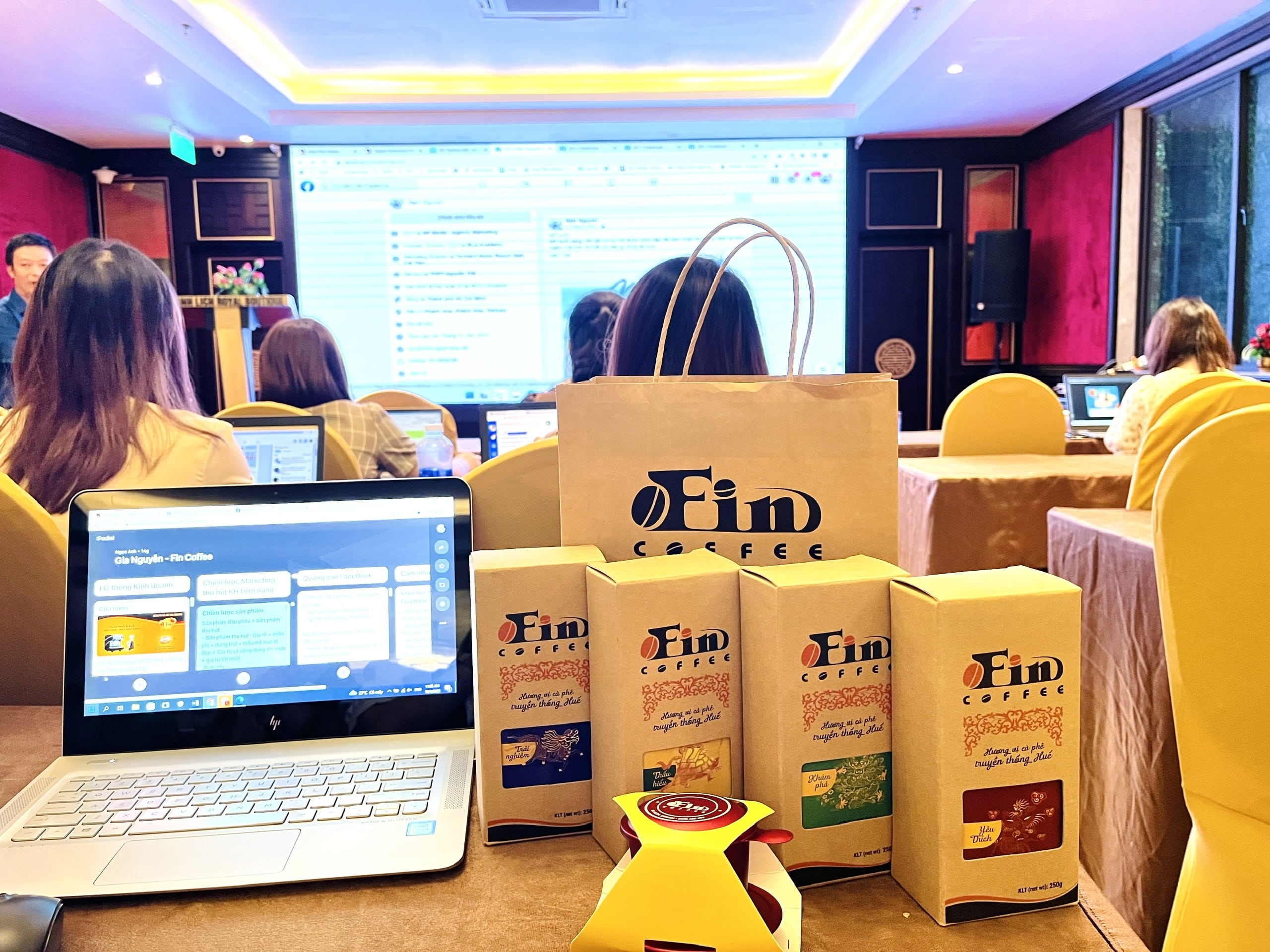 Quà tặng cà phê đặc sản Huế- Tứ Linh Trải Nghiệm, cà phê pha phin gu mạnh vừa.