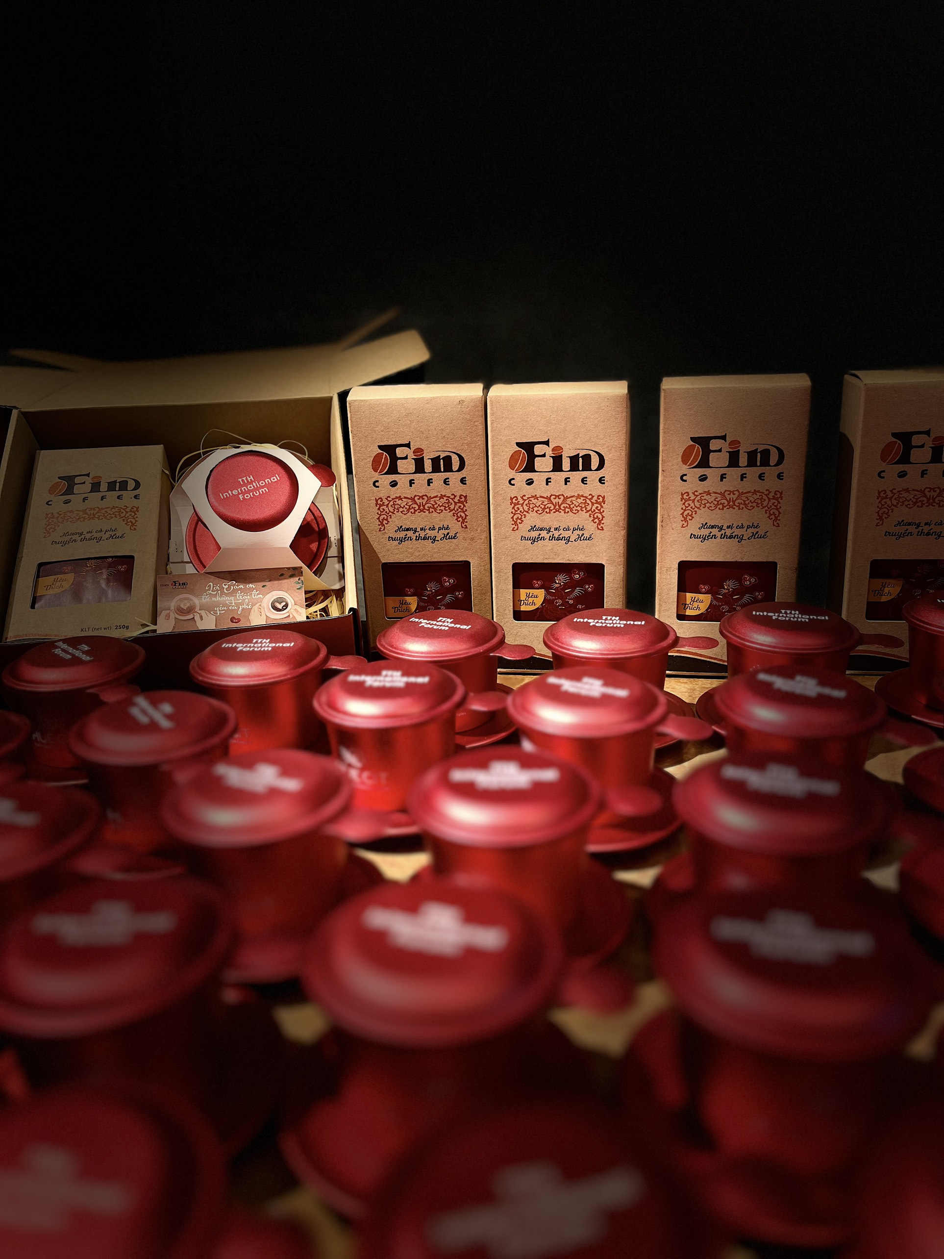 Quà tặng cà phê đặc sản Huế- Tứ Linh Yêu Thích, cà phê pha phin gu rất nhẹ.