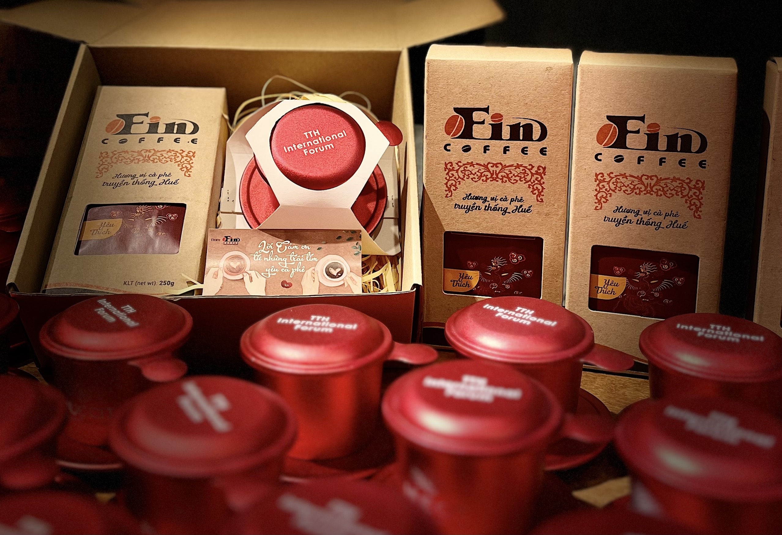 Quà tặng cà phê đặc sản Huế- Tứ Linh Yêu Thích, cà phê pha phin gu rất nhẹ.