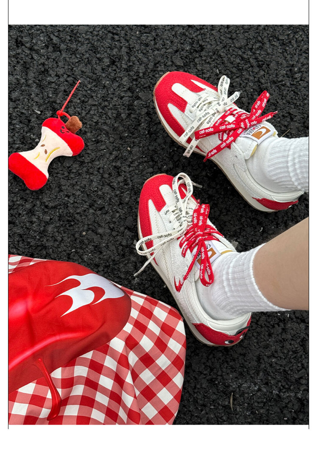 Giày Cat & Sofa Emoji Runner Red Apple 2025