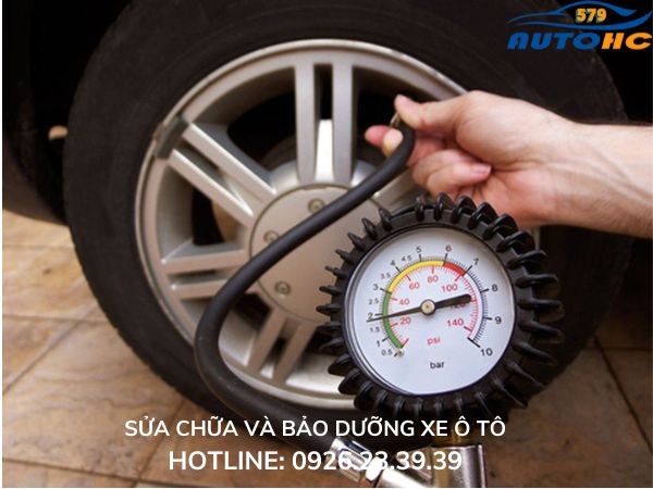 Kiểm tra áp suất lốp ô tô 