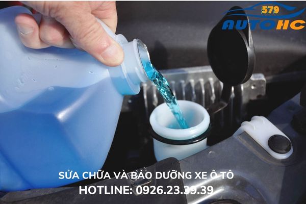 Kiểm tra và bổ sung nước làm mát hoặc nước lau kính cho xe 