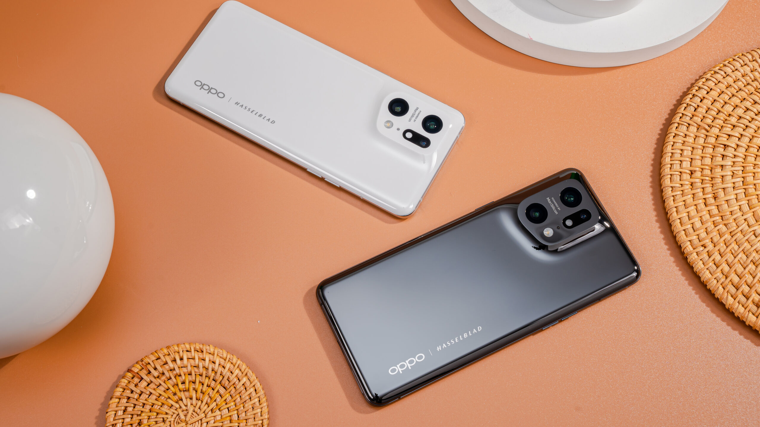 Điện thoại OPPO Find X5 Pro 5G 12/256GB (Đen, Trắng)