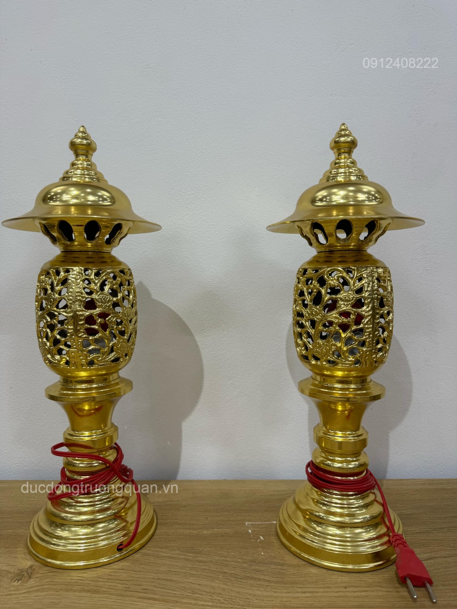 ĐÔI ĐÈN THỜ BẰNG ĐỒNG DÁT VÀNG 9999