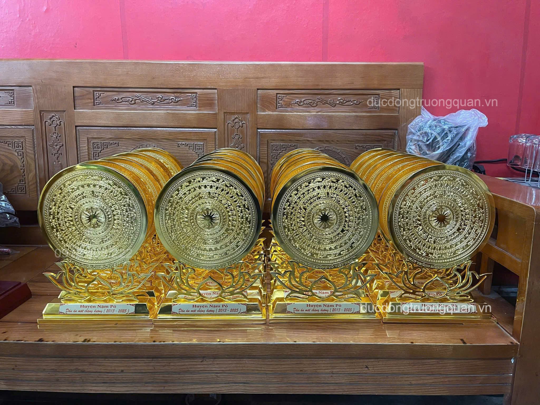 BIỂU TRƯNG MẶT TRỐNG HOA SEN ĐỂ BÀN MẠ VÀNG 24K CAO 25CM