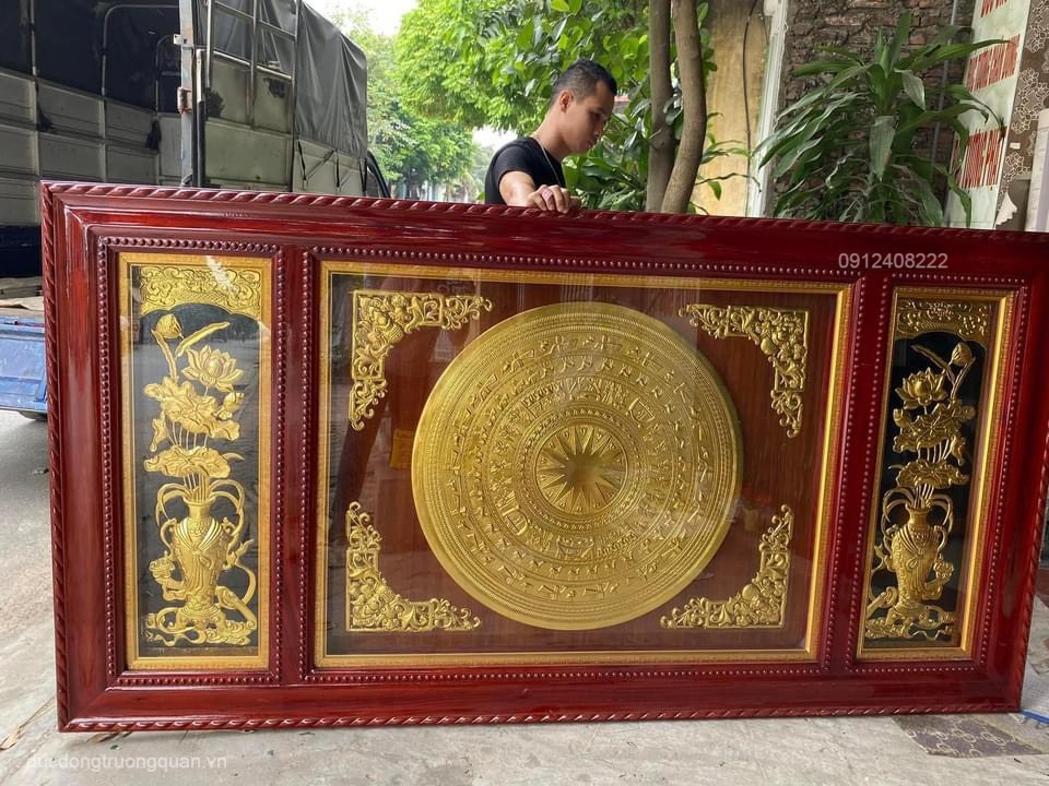 TRANH MẶT TRỐNG ĐỒNG LỌ HOA SEN DÁT VÀNG 24K