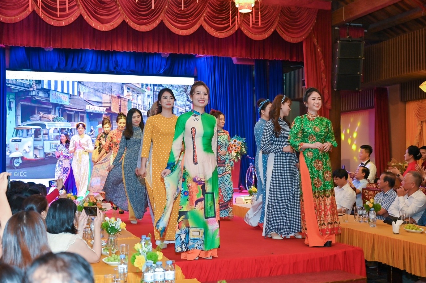 Đêm Gala 2022 “Tự tin Tỏa sáng” của Câu lạc bộ Nữ Doanh nhân - Nghệ nhân Bát Tràng đã phối hợp cùng với Hội Nữ Doanh nghiệp Nhỏ và Vừa TP Hà nội (HAWASME) tổ chức tại Trung tâm Tinh hoa Làng nghề Việt - Làng nghề gốm cổ truyền Bát Tràng – Gia Lâm, Đêm 17/10/2022.