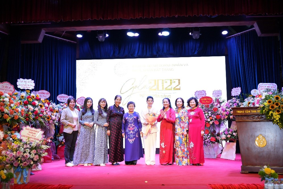 CLB Nữ Doanh nhân và Nghệ nhân Bát Tràng và Hội Nữ Doanh nghiệp Nhỏ và Vừa TP Hà nội (HAWASME), Hiệp hội Thủ công Mỹ nghệ làng nghề Hà Nội tổ chức đêm Gala chào mừng 92 năm ngày thành lập Hội Liên hiệp Phụ nữ Việt Nam (20/10/1930 – 20/10/2022) và ngày Phụ nữ Việt Nam 20/10
