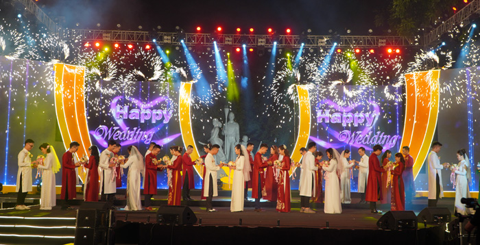 Công ty Cổ phần Bánh Mứt Kẹo Bảo Minh nhận bằng vinh danh “Bảo vật tinh hoa làng nghề Việt Nam” với kỷ lục của cặp bánh Cốm - Phu Thê lớn nhất Việt Nam và hỗ trợ “Đám cưới tập thể theo nếp sống mới”.