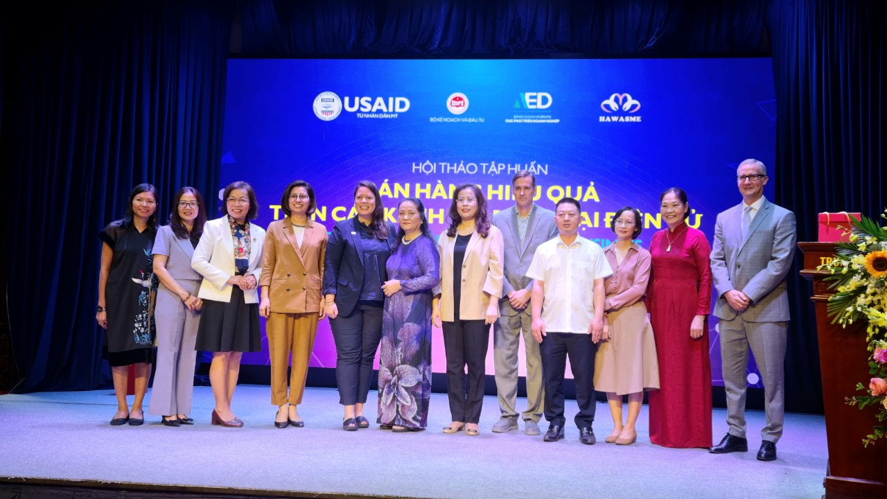 Hội chợ giao thương của HAWASME và tập huấn Bán hàng hiệu quả trên kênh thương mại điện tử cho các DNNVV do nữ làm chủ tại Bát Tràng