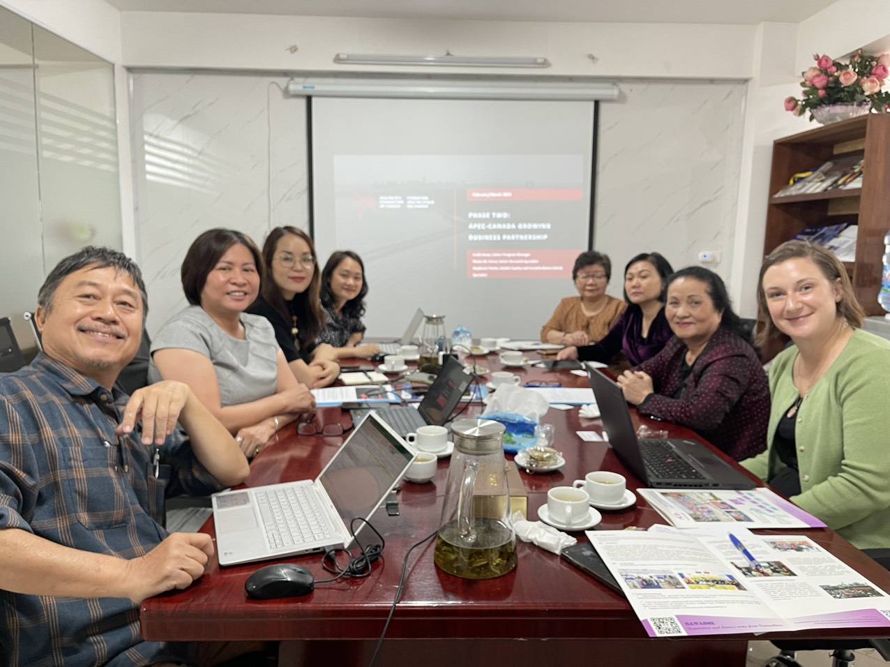 Hội Nữ Doanh nghiệp nhỏ và vừa TP. Hà Nội HAWASME và SEACO làm việc với APEC - CANADA Growing business partnership.