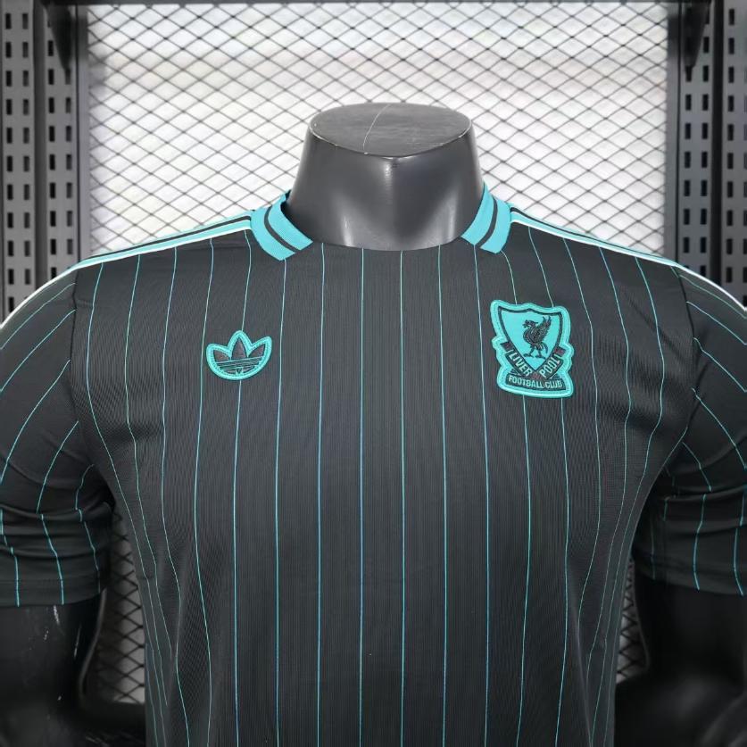 Áo Thun Liverpool 2025 ( Terrace Icons Đen )
