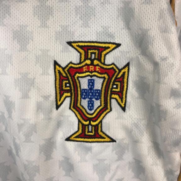 Retro Bồ Đào Nha 2004 ( Sân Khách )