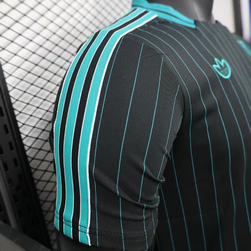 Áo Thun Liverpool 2025 ( Terrace Icons Đen )