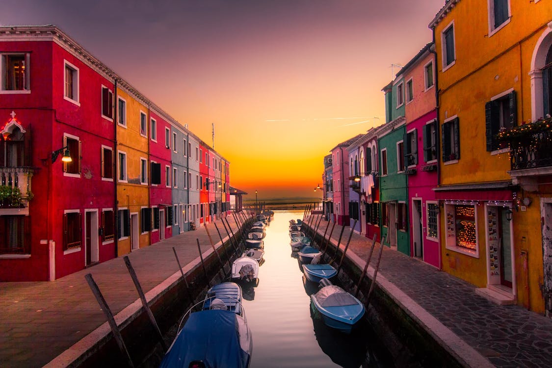 Trải Nghiệm Du Thuyền Trên Sông Seine (Pháp) & Kênh Đào Venice (Ý)
