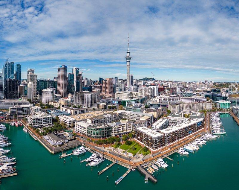 Toàn cảnh trung tâm thành phố Auckland với Sky Tower và Viaduct Harbour – điểm nhấn hiện đại của một trong những thành phố đẹp và sôi động nhất New Zealand.