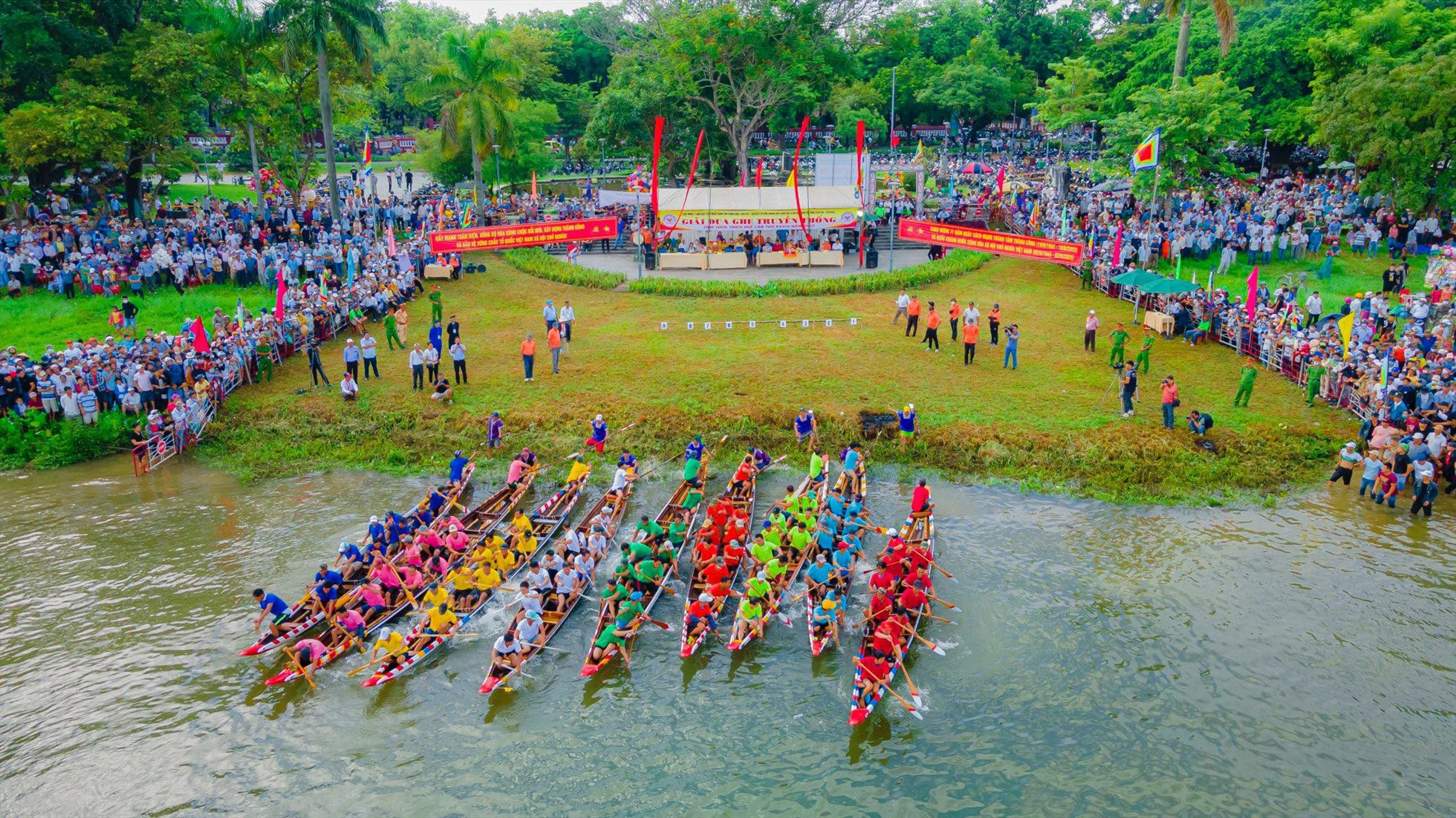 Lễ Hội Đua Thuyền Truyền Thống