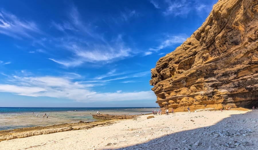 Bãi Hang Câu: Vách đá độc đáo và làn nước xanh ngọc bích.