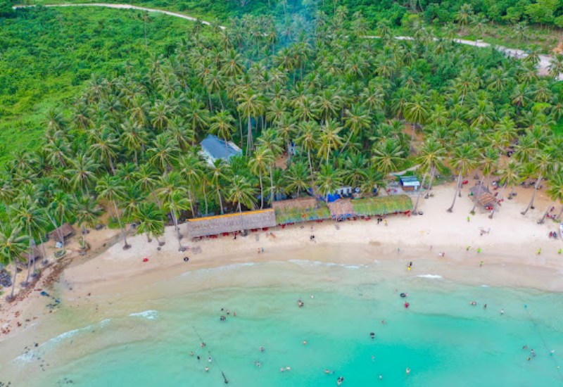 Bãi Cây Mến: Cát trắng, nước trong, không gian yên bình.