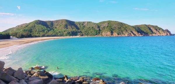 Bãi Nồm: Sóng nhẹ, phù hợp với gia đình.