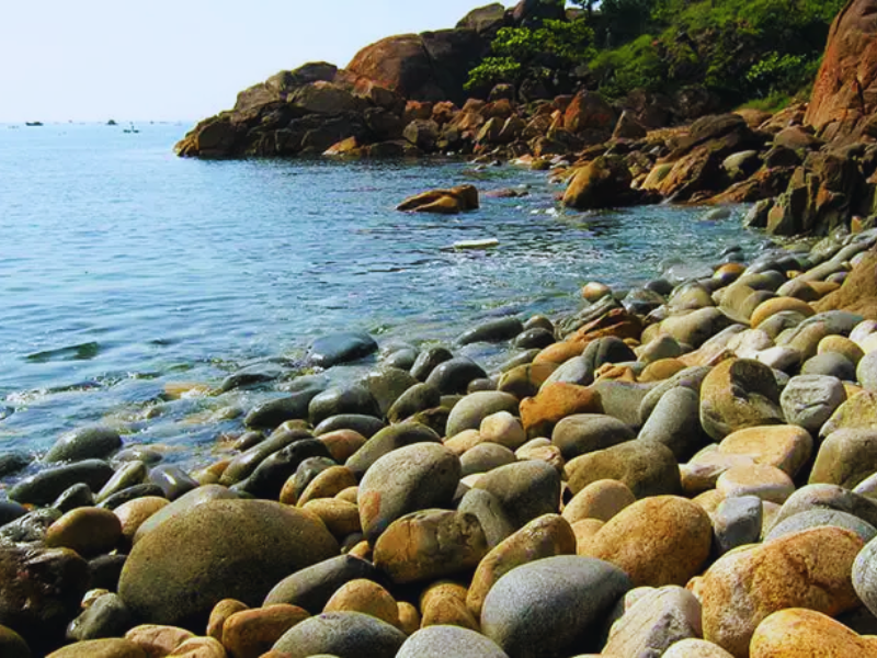 Bãi Đá Trứng: Điểm check-in với những tảng đá tròn độc đáo.
