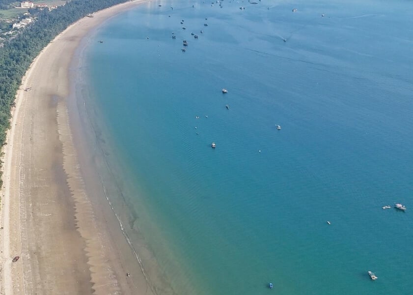 Bãi Hồng Vàn: Cát mịn, sóng nhẹ, nước trong vắt.