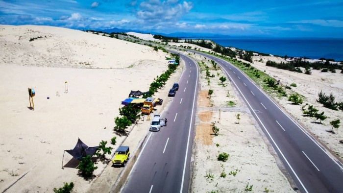 Cung đường 40 km ở Bình Thuận, chạy qua đồi cát trắng và biển xanh ngọc bích