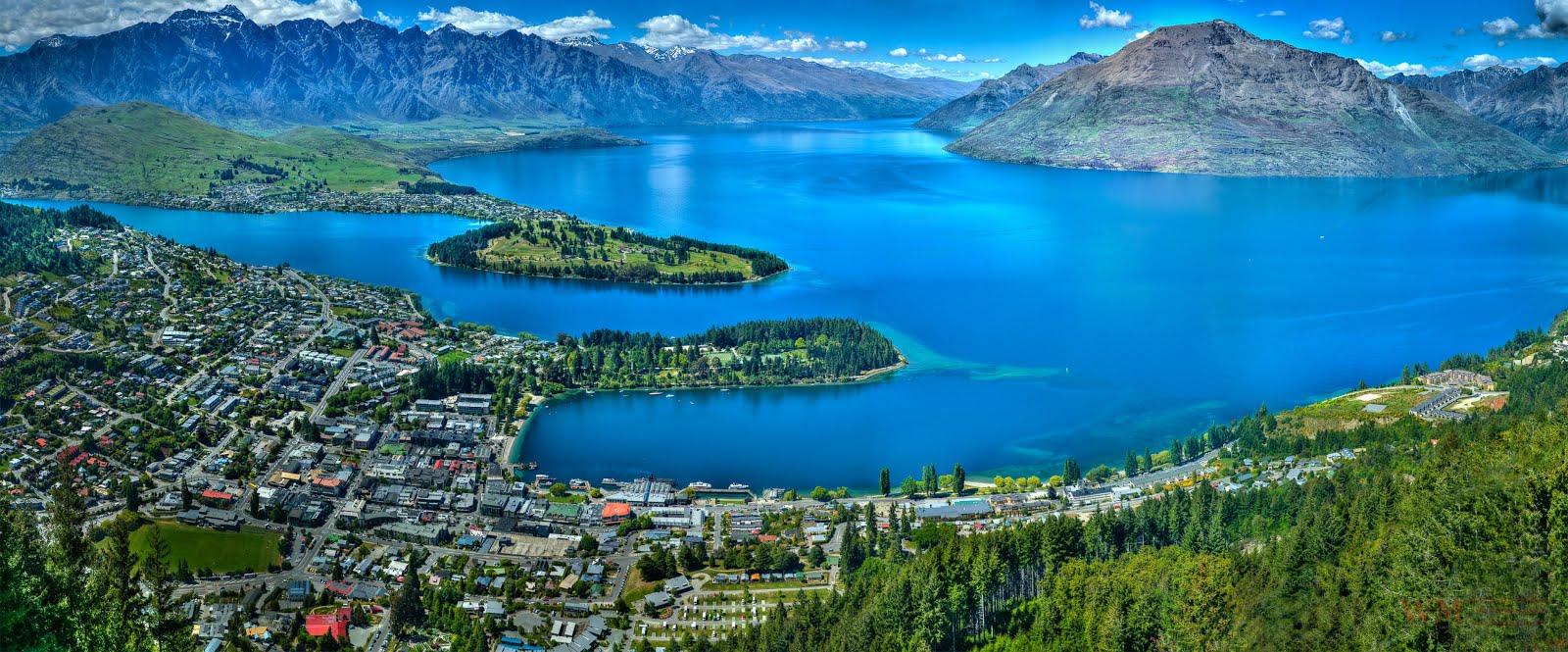 Toàn cảnh thành phố Queenstown bên hồ Wakatipu và dãy núi The Remarkables – một trong những thành phố đẹp và nổi tiếng nhất của New Zealand.