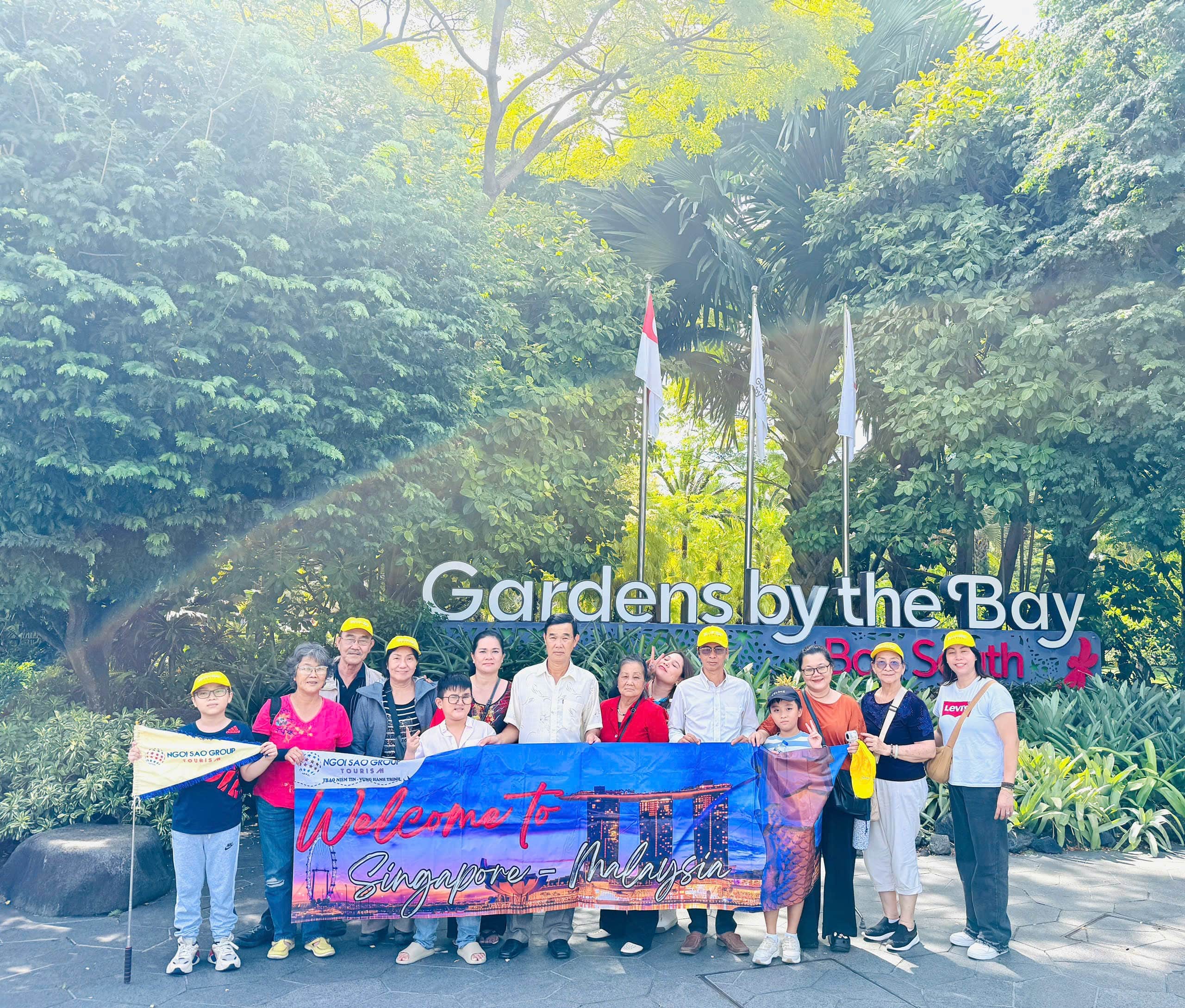 Đoàn khách Ngôi Sao Group check-in tại Gardens by the Bay trong chuyến tour nội địa Singapore