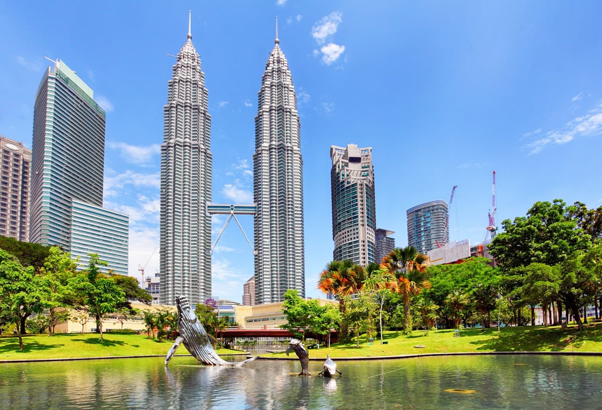 Quang cảnh tháp đôi Petronas và công viên KLCC xanh mát tại Malaysia, viên ngọc quý của Đông Nam Á.
