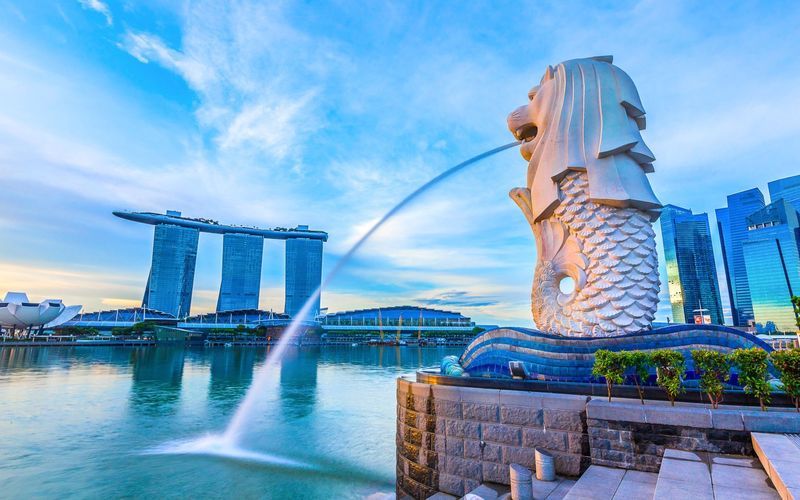 Tượng Sư tử biển Merlion phun nước tại vịnh Marina trong tour nội địa Singapore