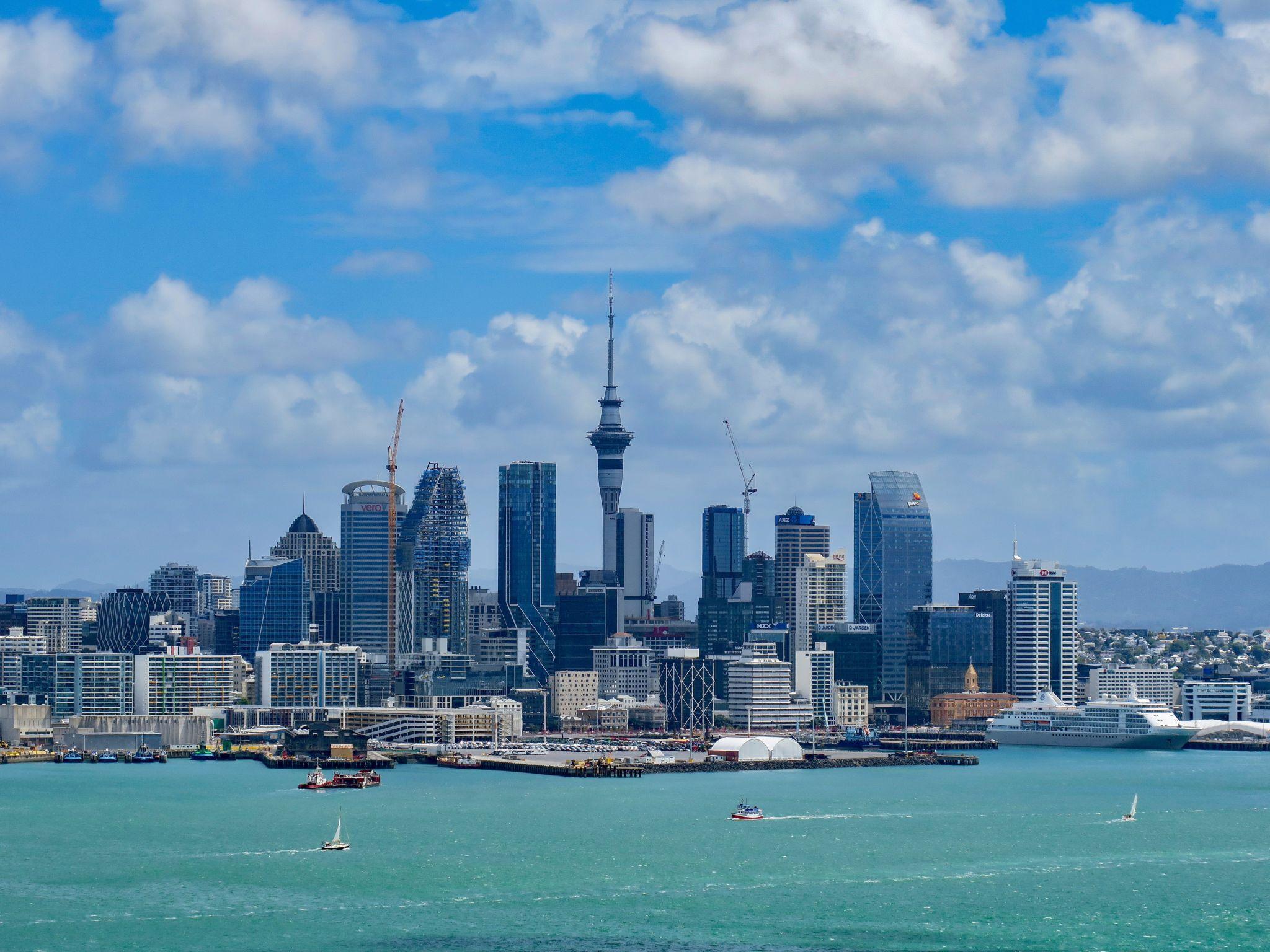 Toàn cảnh thành phố Auckland với Sky Tower, một trong những thành phố đẹp ở New Zealand