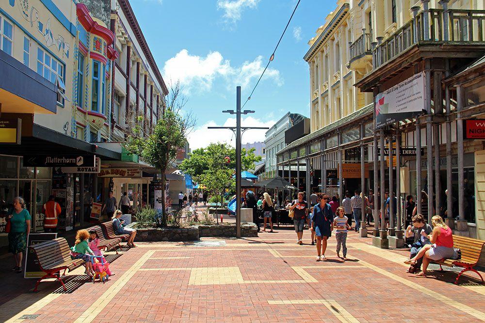 Phố đi bộ Cuba Street tại Wellington – khu phố sôi động với ẩm thực, nghệ thuật và mua sắm, góp phần tạo nên sức hút của một trong những thành phố đẹp ở New Zealand.