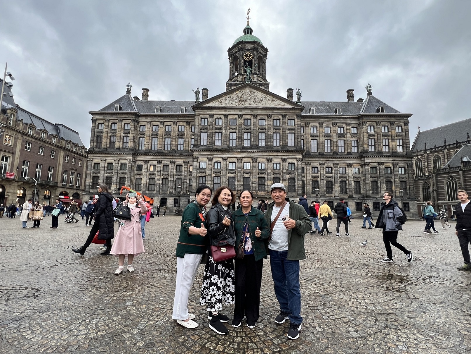 Hình ảnh khách hàng tại Quảng Trường Dam Square