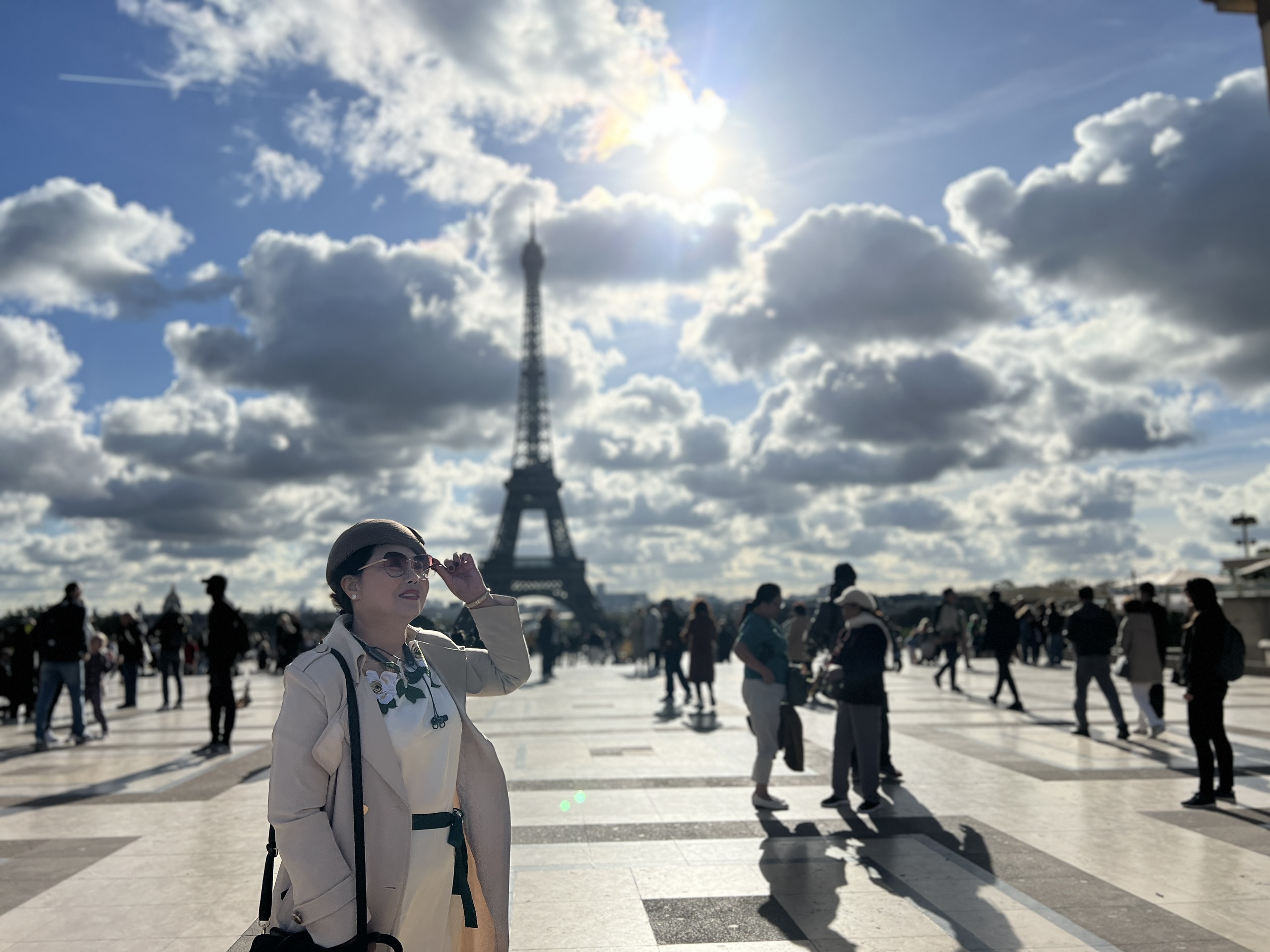 Hình ảnh khách chụp tới tháp Eiffel