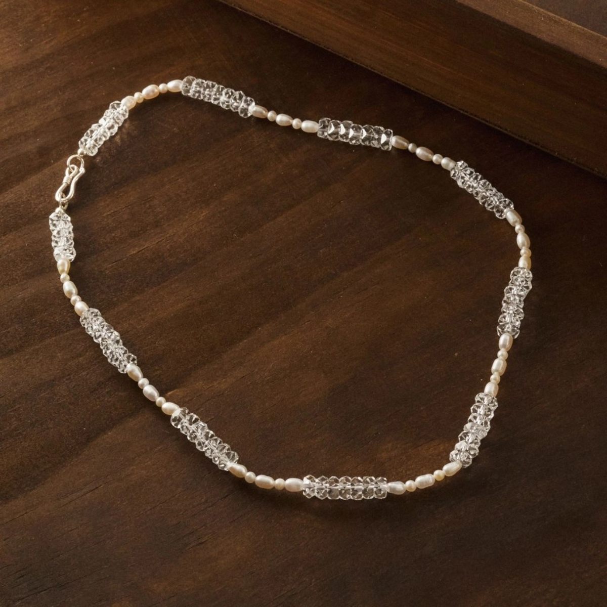 Cách đánh gió bằng dây chuyền bạc hiệu quả cho người cảm