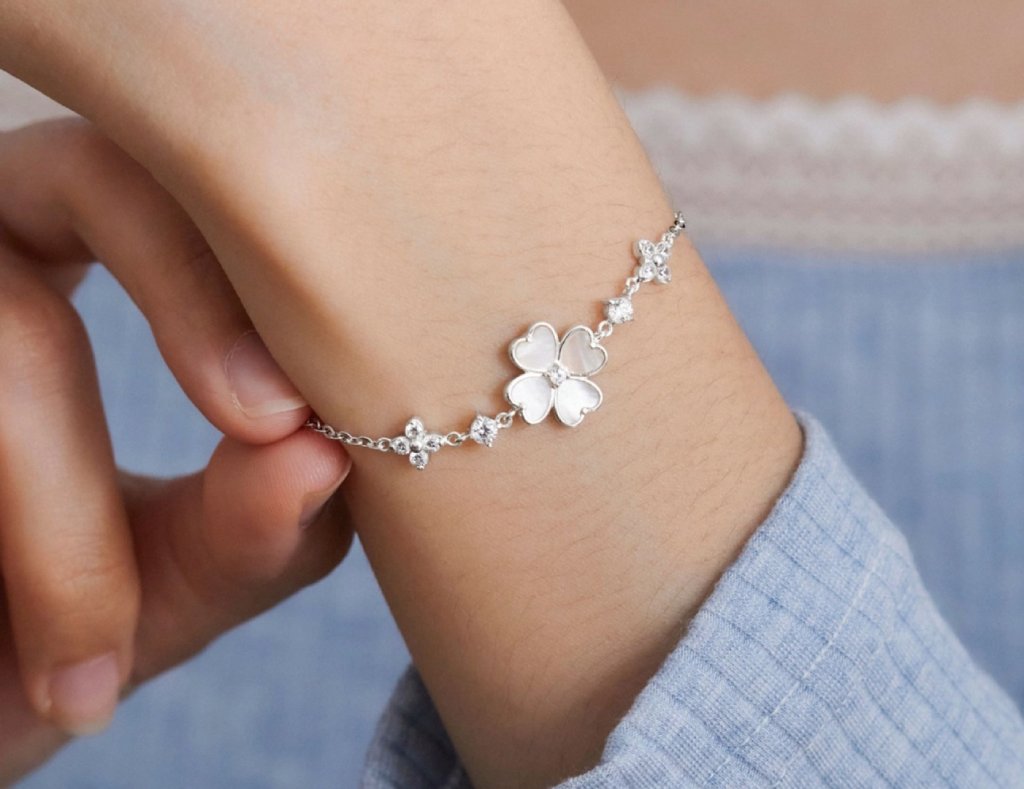 Đeo vòng tay trái có ý nghĩa gì và hướng dẫn đeo đúng cách