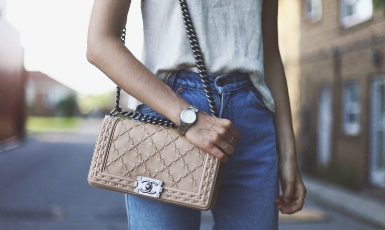 Túi xách tặng bạn gái có ý nghĩa gì? Cách chọn túi phù hợp